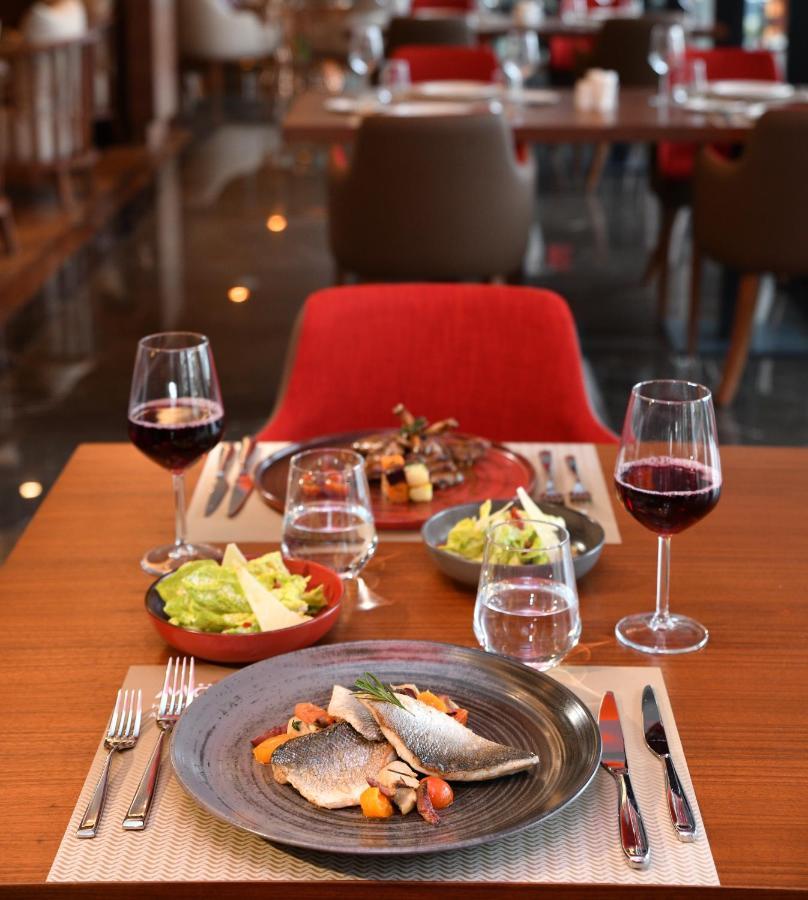 Moevenpick Hotel Istanbul Asia Airport エクステリア 写真 A table set for dinner